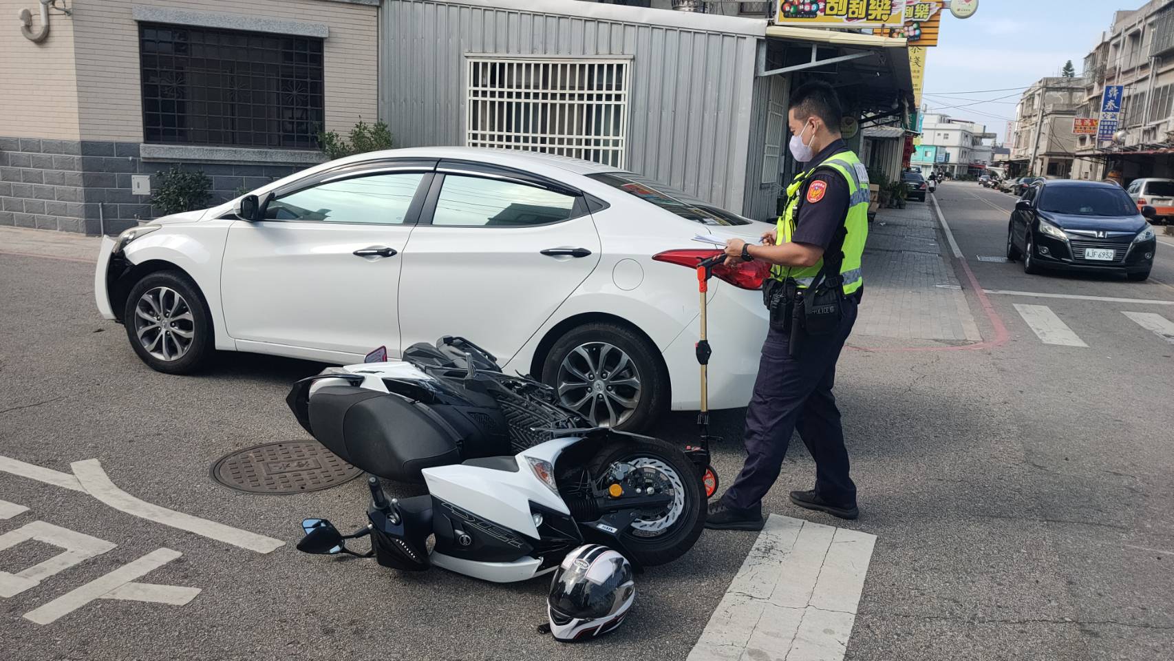 金寧堡山路車禍 10萬元機車被擦撞機車騎士傻眼