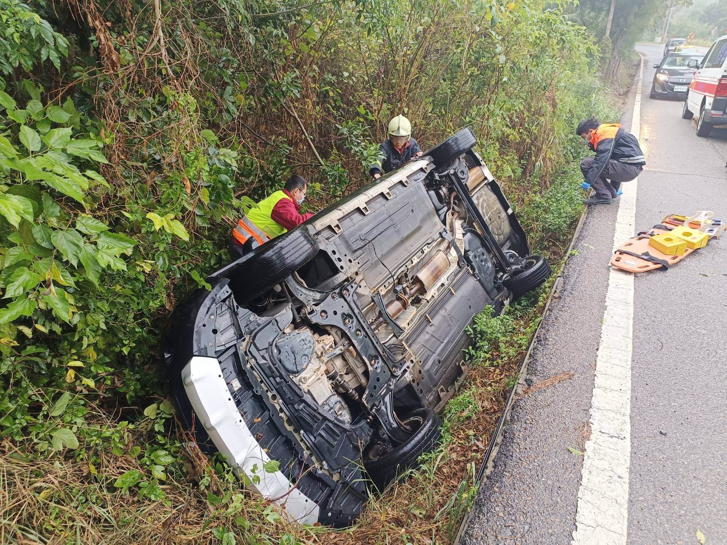 金門小黃衝出路旁翻車四腳朝天 消防人員尋無人