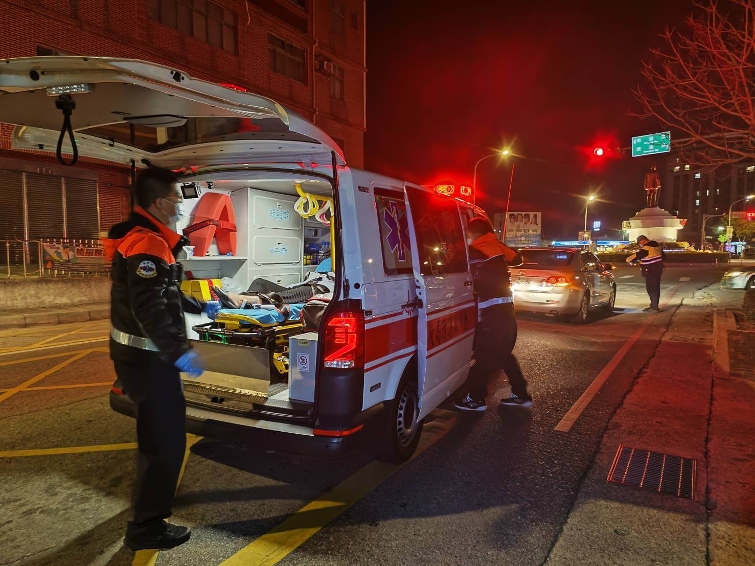 行車未保持安全距離　金湖圓環兩車互撞一人送醫