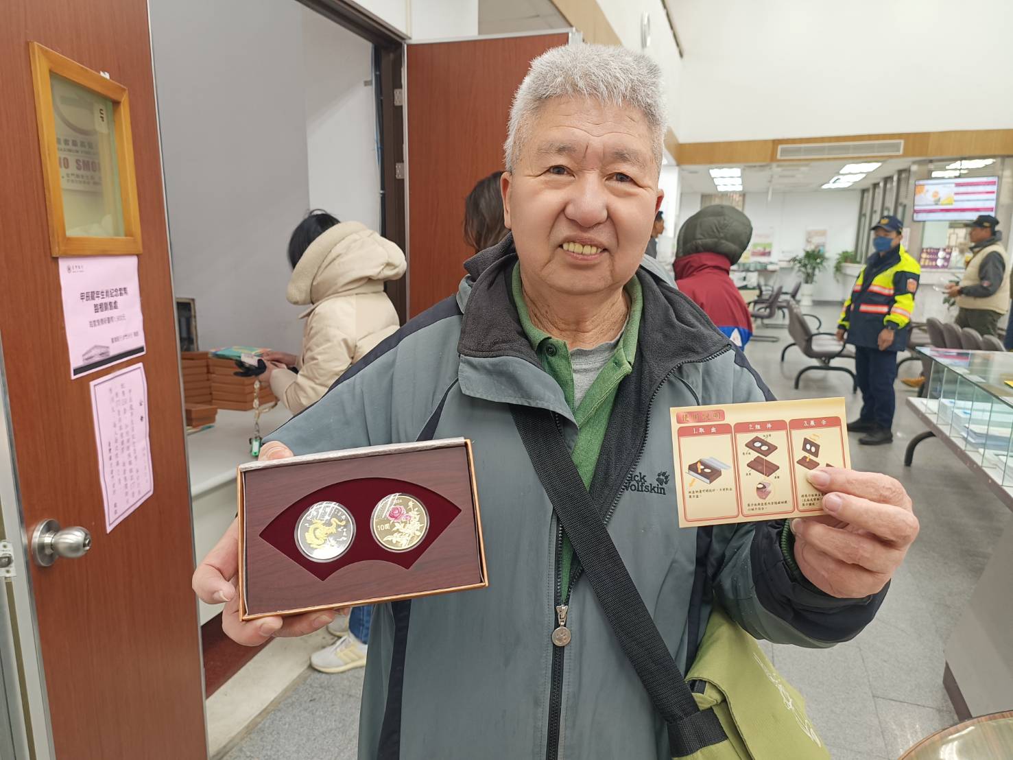 龍年套幣超夯!600多金門民眾冒冷搶購套幣 龍年套幣超夯!600多金門民眾冒冷搶購套幣