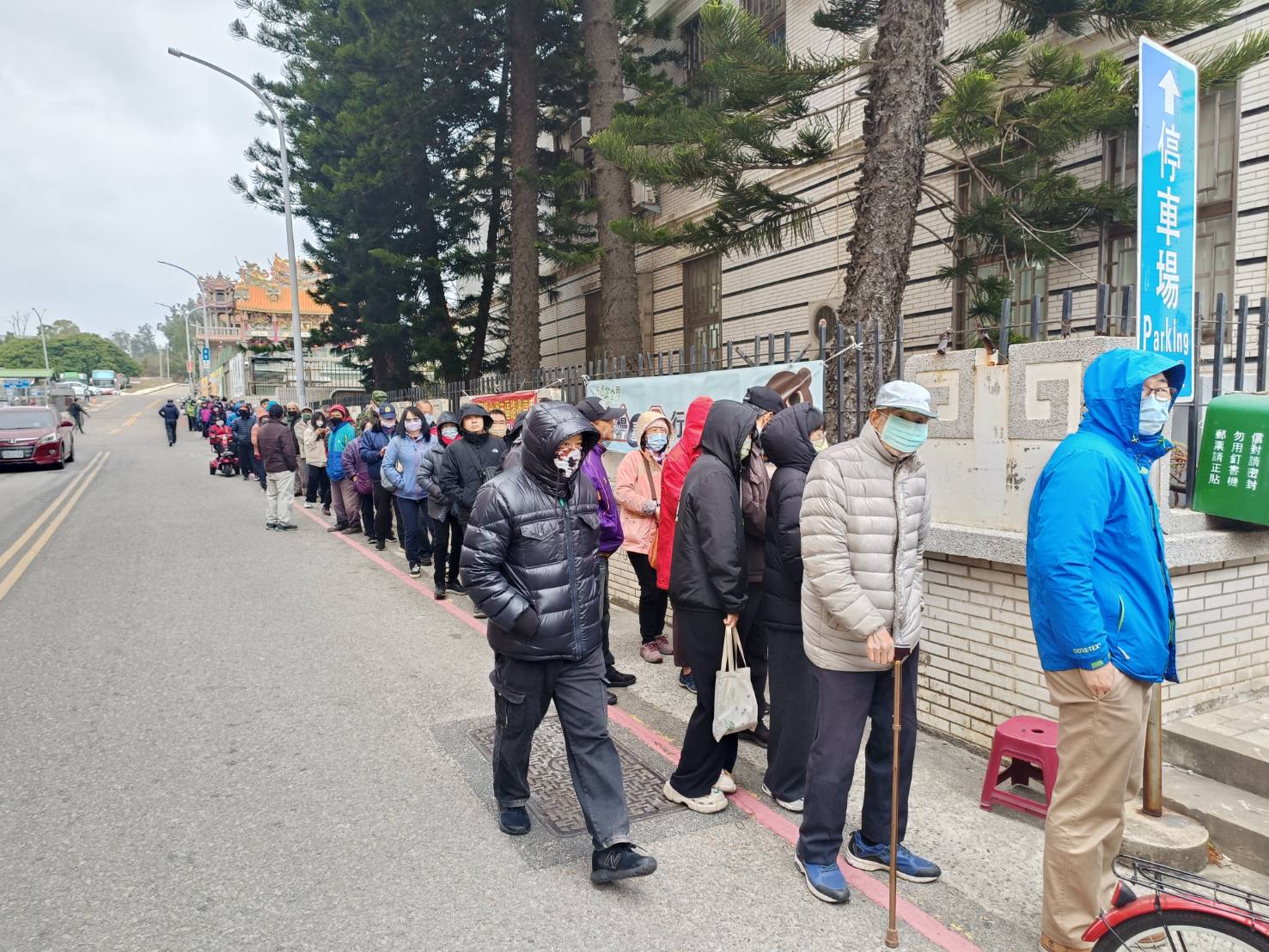龍年套幣超夯!600多金門民眾冒冷搶購套幣 龍年套幣超夯!600多金門民眾冒冷搶購套幣