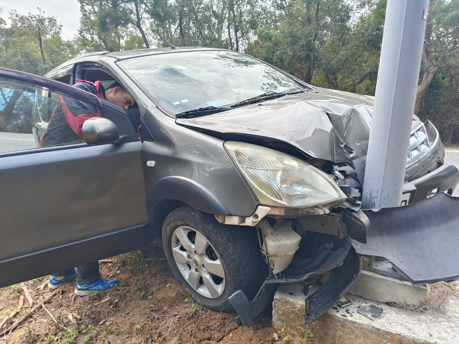 來金旅遊，開車愰神撞路燈，4人送醫