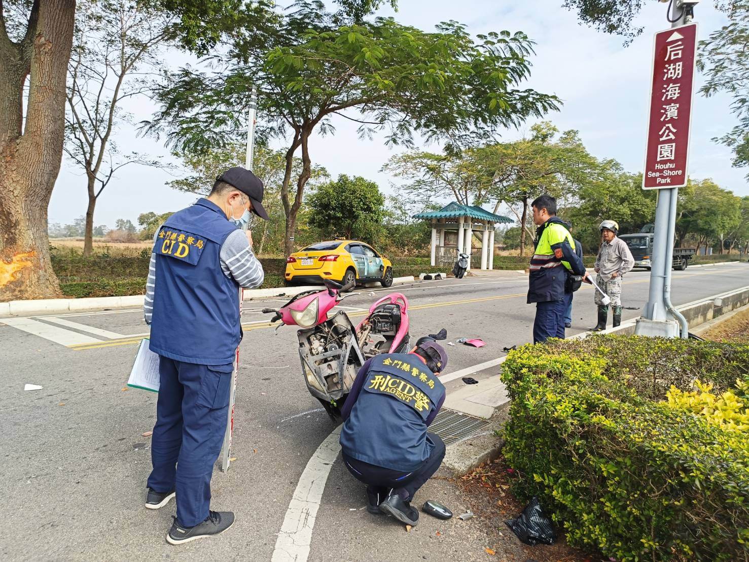 金門小黃搶快   撞飛機車  母女噴飛10公尺   母亡女重傷