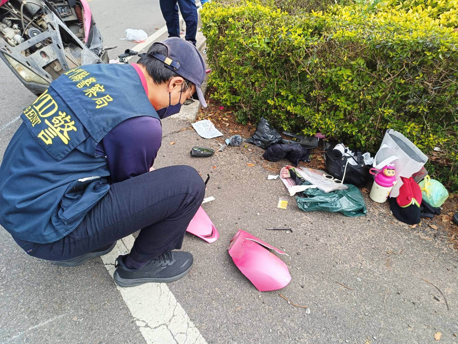 金門小黃搶快   撞飛機車  母女噴飛10公尺   母亡女重傷