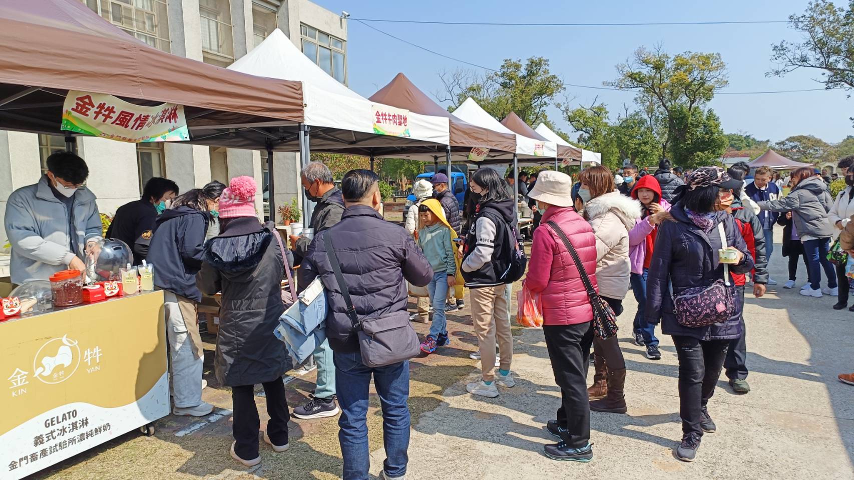 大年初一走訪畜試所及林務所，陳福海向鄉親拜年