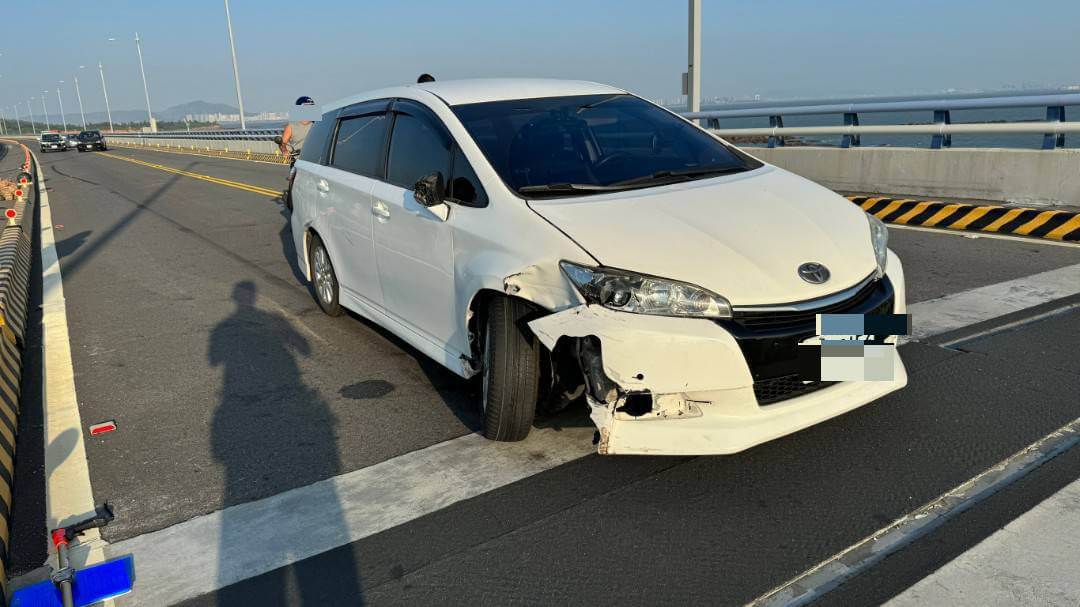 金門大橋日出太耀眼　女子追撞機車 2人受傷