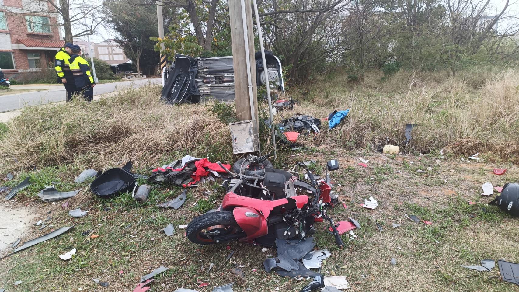 金門深夜幽靈車撞毀4台機車再翻車，屋主上網尋兇手