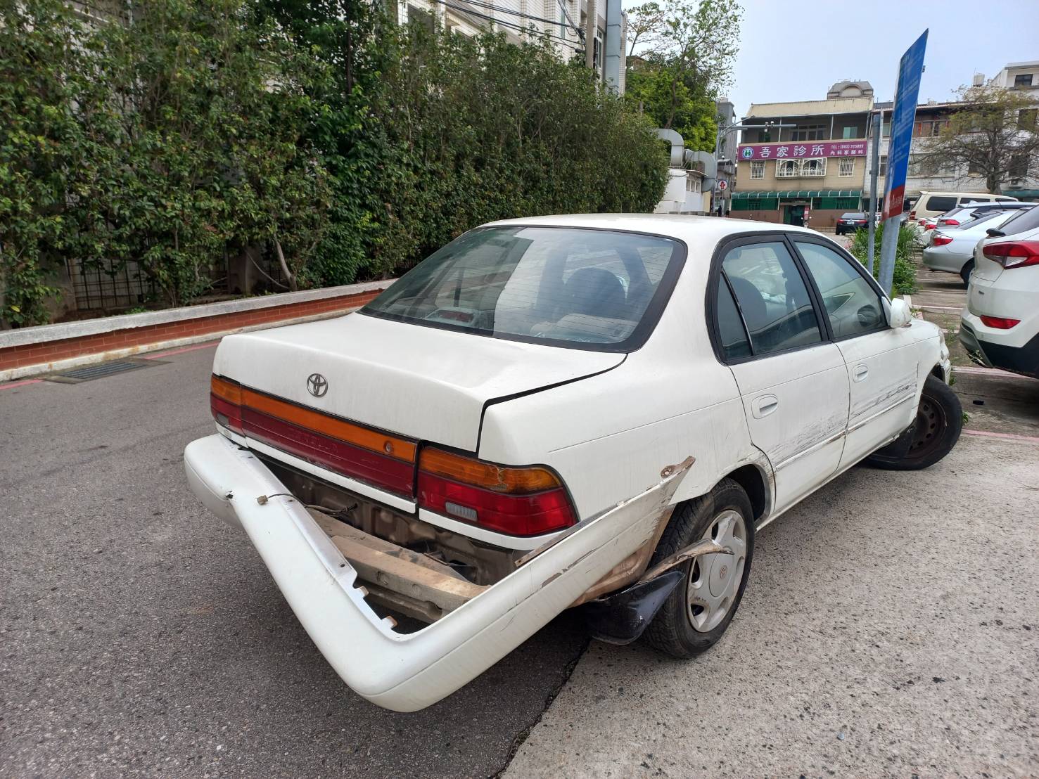 酒茫 !金門酒駕男鬧區沿路連撞3台車後又撞警車警方壓制