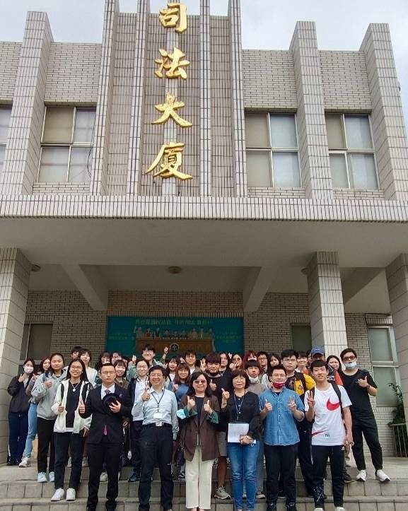 認識司法 金大師生40人相揪逗陣繞法院 認識司法 金大師生40人相揪逗陣繞法院
