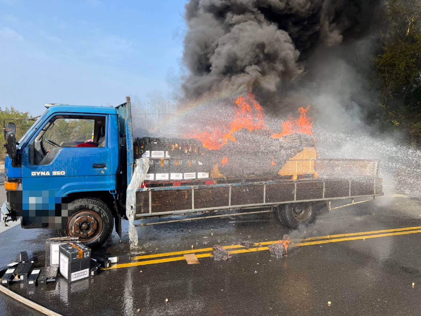 2.現場貨車載運物燃燒及射水滅火情形。