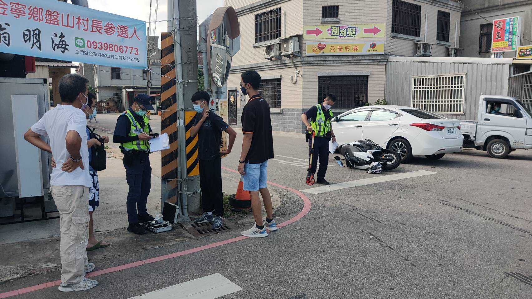 金寧堡山路車禍 10萬元機車被擦撞機車騎士傻眼