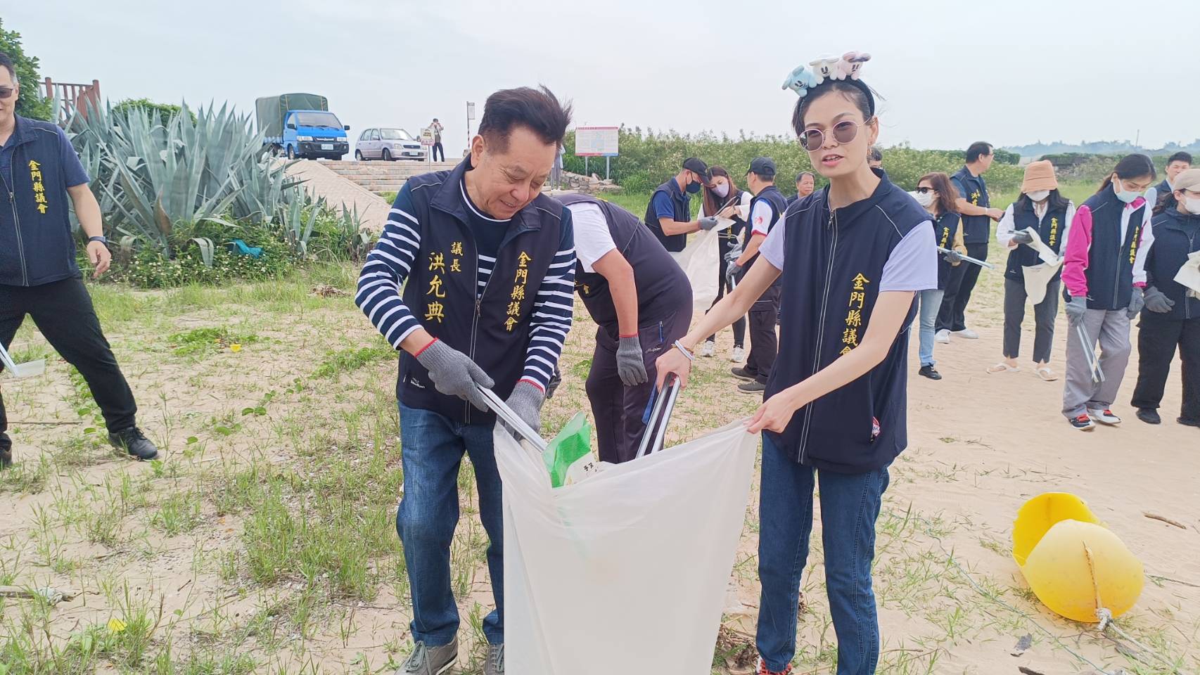 環保綠生活 金門議長洪允典帶領縣議會職員工淨灘