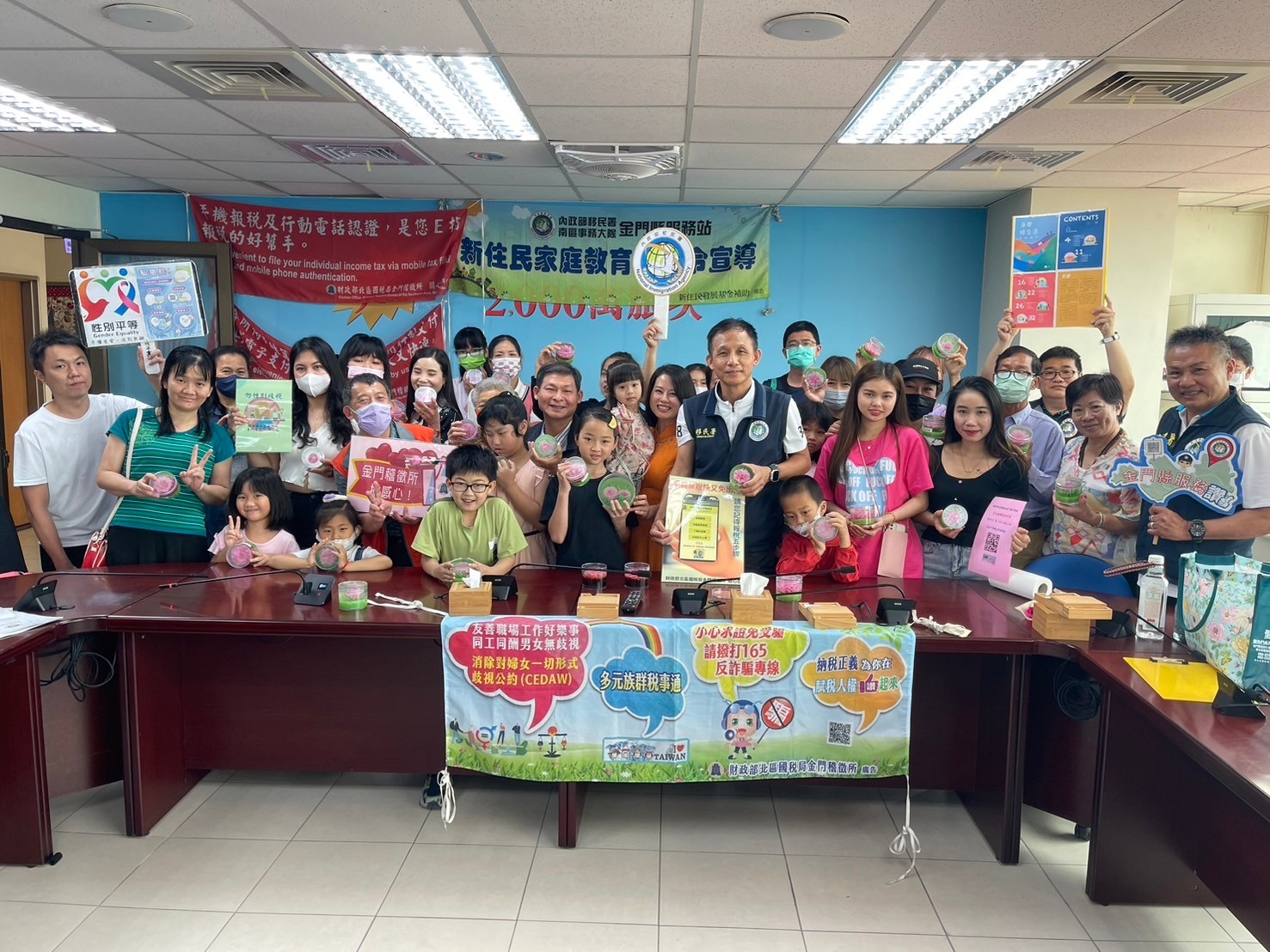 移民署及新住民朋友開心參與果凍花活動大合照