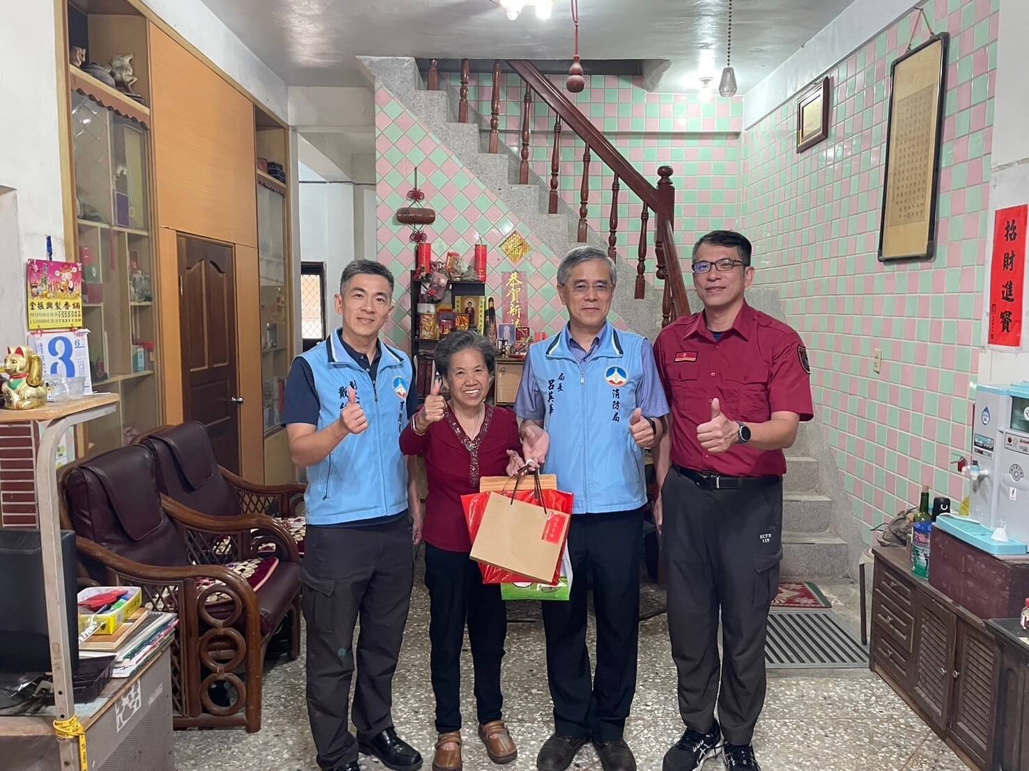 照片3-呂局長代表縣長致贈端午禮品