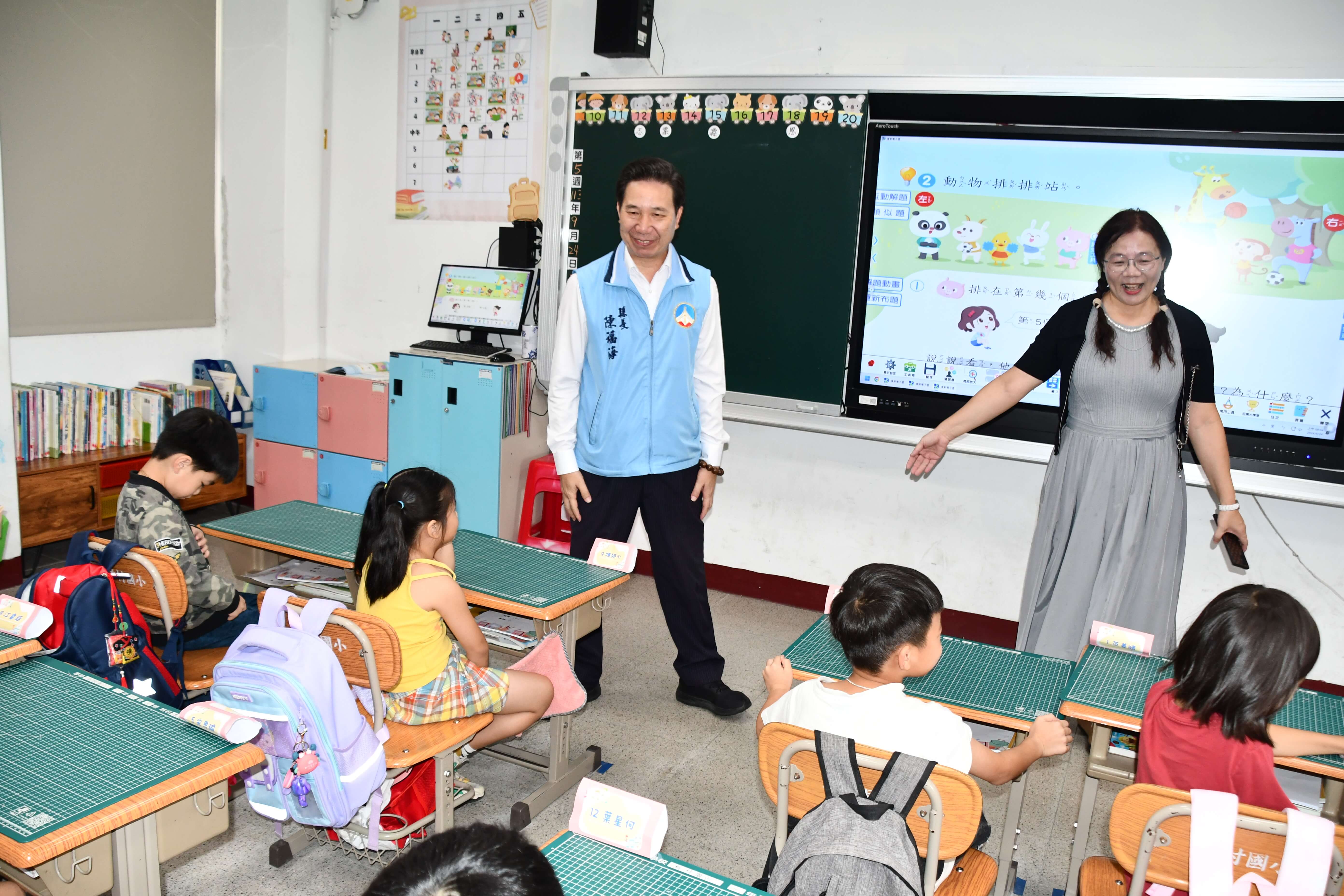 陳福海視察柏村國小 評估興建全國第一棟"長幼共融大樓 陳福海視察柏村國小 評估興建全國第一棟"長幼共融大樓