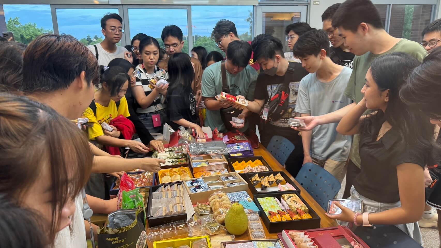學生品書香嚐月餅 金大學務處、圖書館共辦秋節活動 學生品書香嚐月餅 金大學務處、圖書館共辦秋節活動