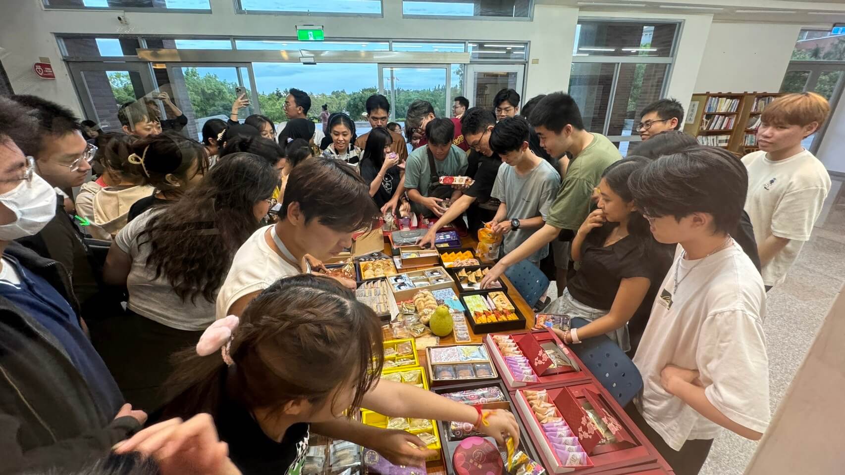學生品書香嚐月餅 金大學務處、圖書館共辦秋節活動 學生品書香嚐月餅 金大學務處、圖書館共辦秋節活動