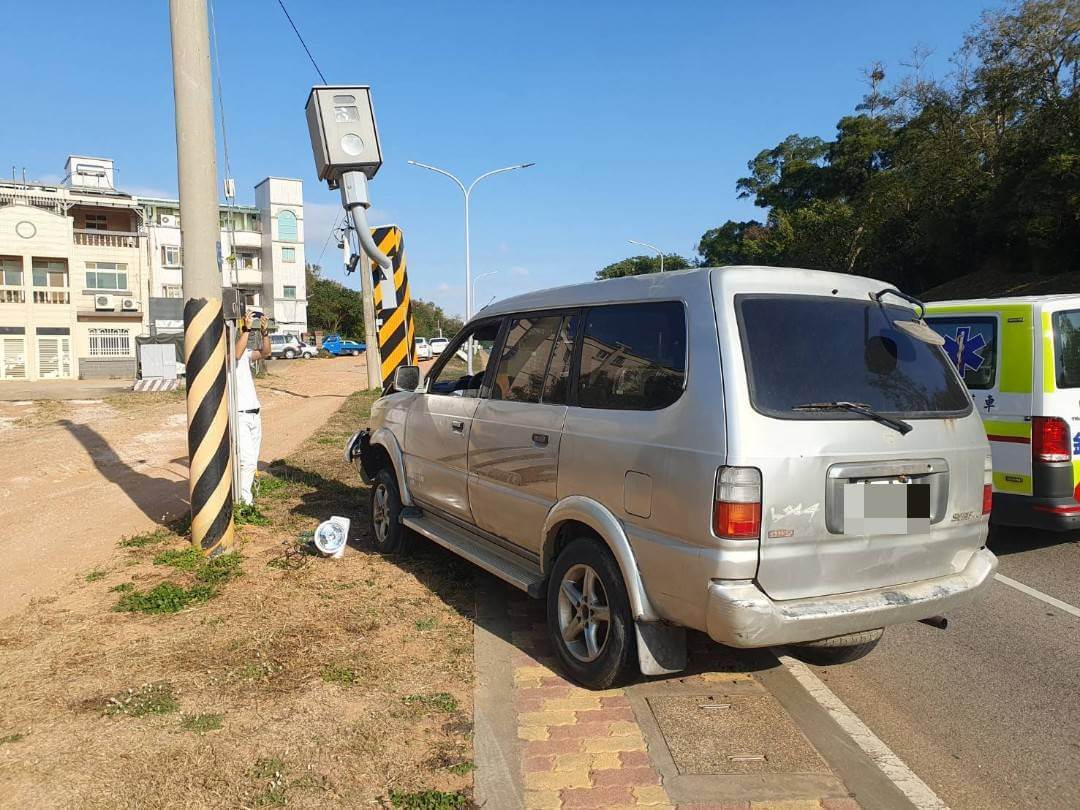 金門婦人開車 頭暈自撞測速器送醫 金門婦人開車 頭暈自撞測速器送醫