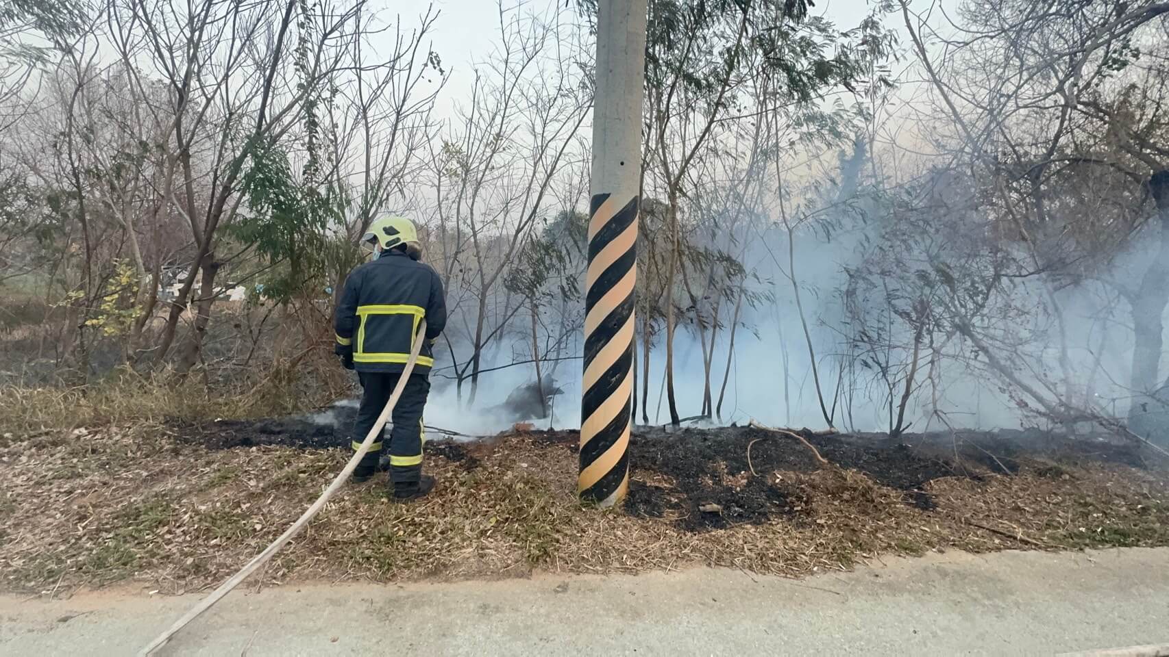 一天五起雜草火警 金門警消疲於奔命救災 一天五起雜草火警 金門警消疲於奔命救災