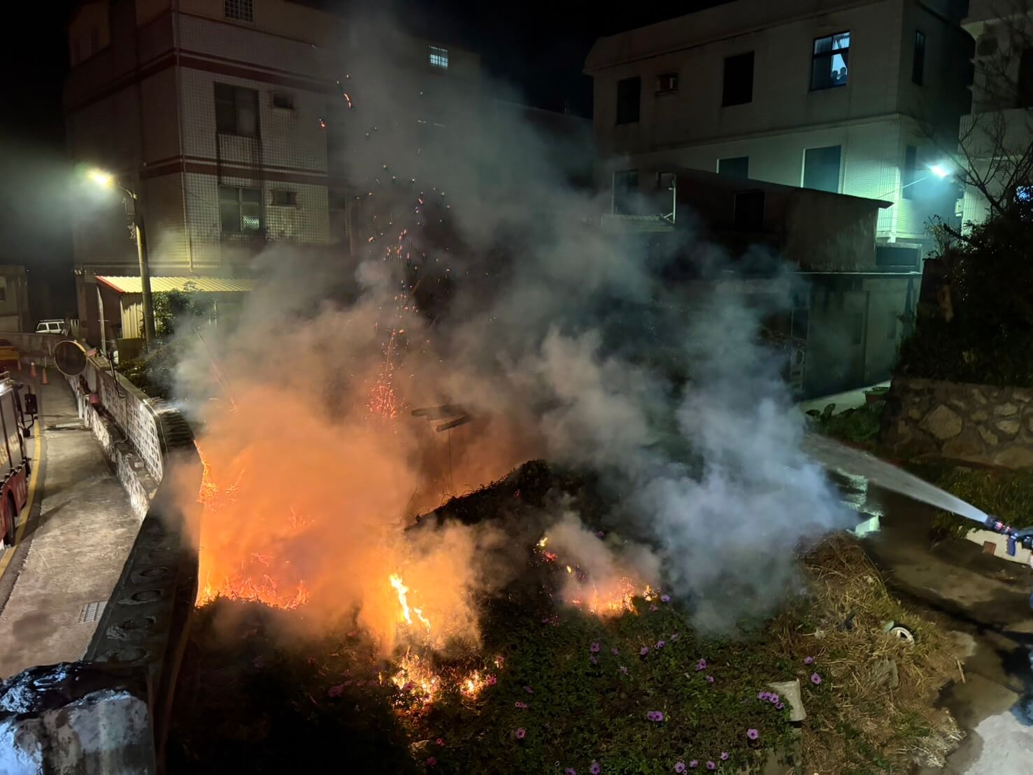 金湖鎮漁村旁暗夜惡火 消防局成功阻隔延燒 金湖鎮漁村旁暗夜惡火 消防局成功阻隔延燒