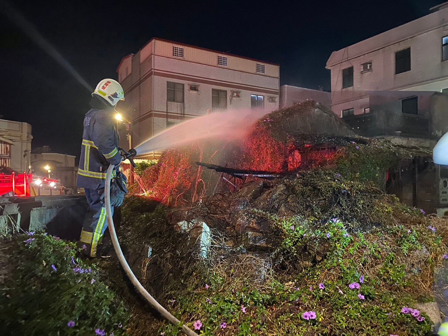 金湖鎮漁村旁暗夜惡火 消防局成功阻隔延燒 金湖鎮漁村旁暗夜惡火 消防局成功阻隔延燒