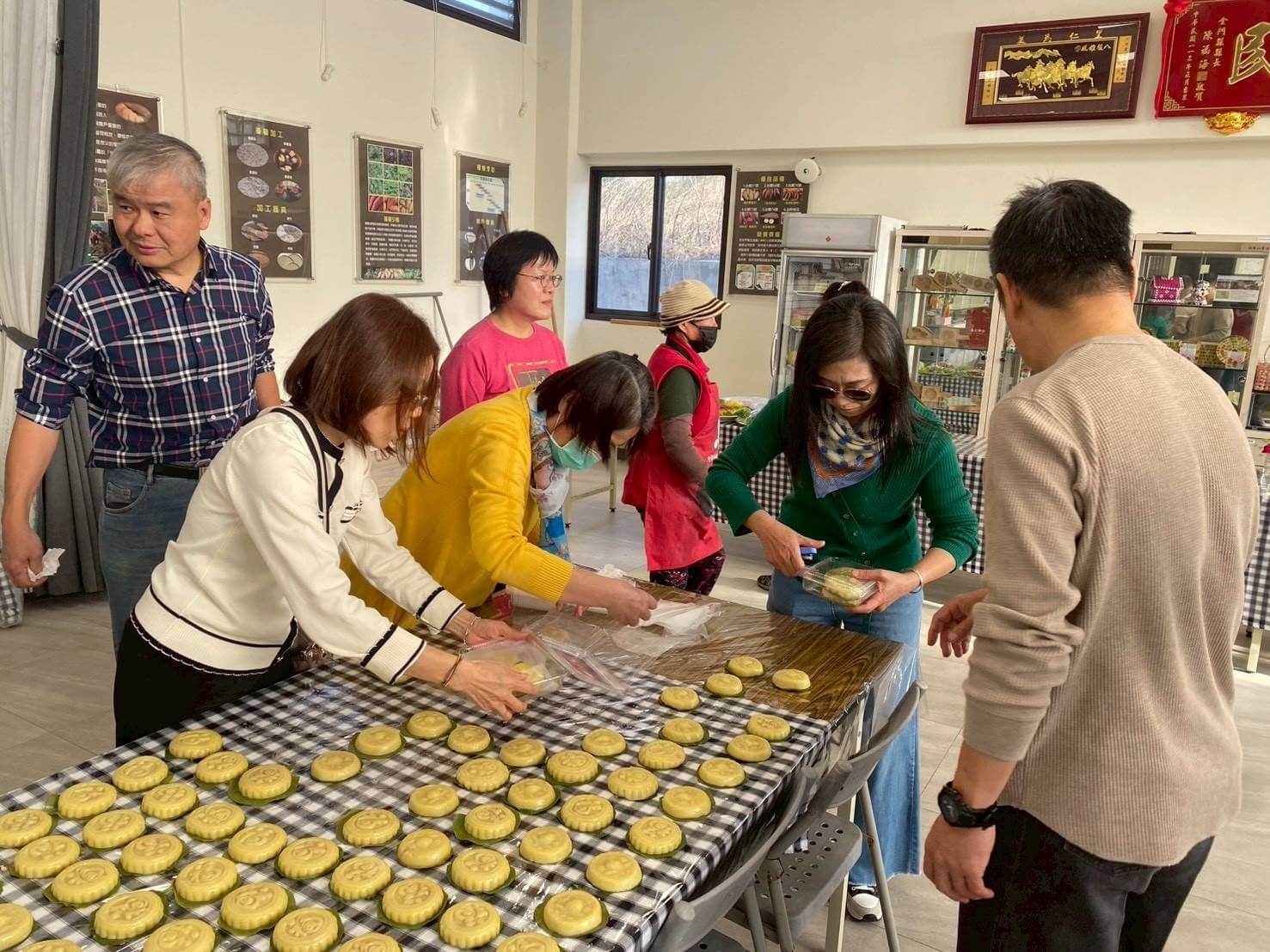 金沙國中第十屆同學會別出心裁 清明製作紅龜糕憶傳統