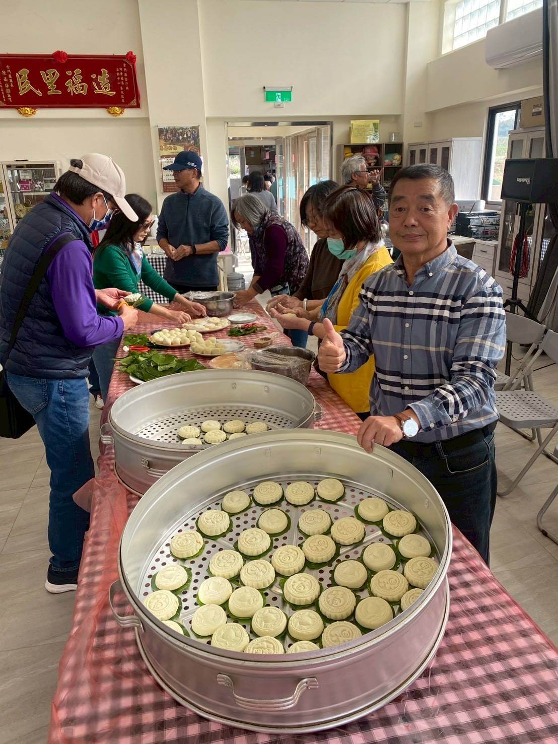 金沙國中第十屆同學會別出心裁 清明製作紅龜糕憶傳統