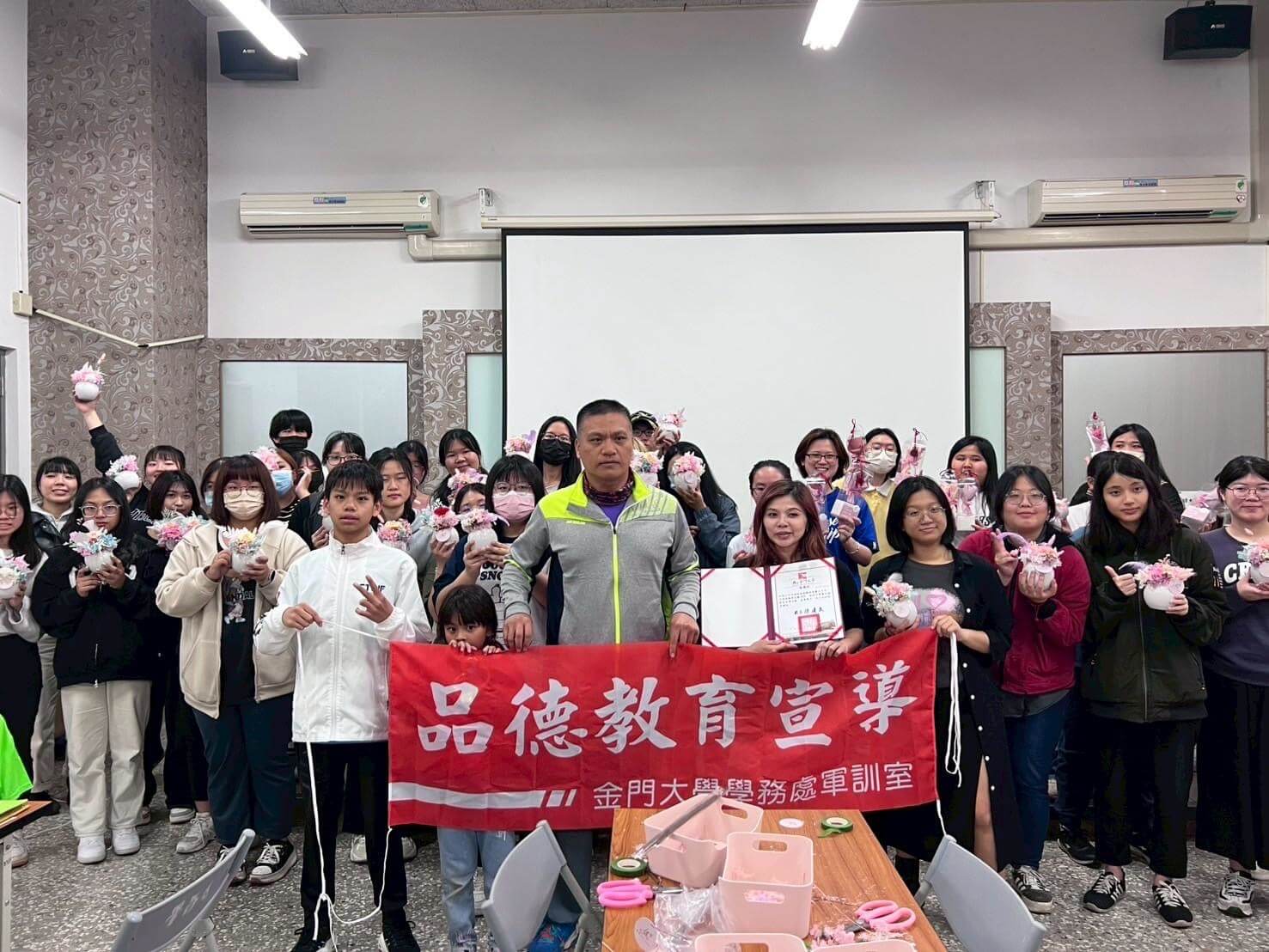 弘揚星雲大師三好精神 金大辦花藝DIY 為母親節活動暖身 弘揚星雲大師三好精神 金大辦花藝DIY 為母親節活動暖身