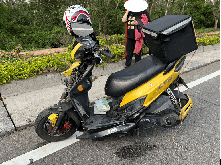 金門女外送員趕送貨撞臨停車  撞入後擋風玻璃全身擦挫傷送醫