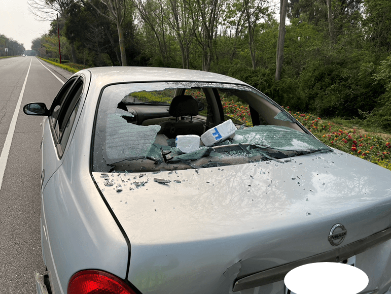 金門女外送員趕送貨撞臨停車  撞入後擋風玻璃全身擦挫傷送醫
