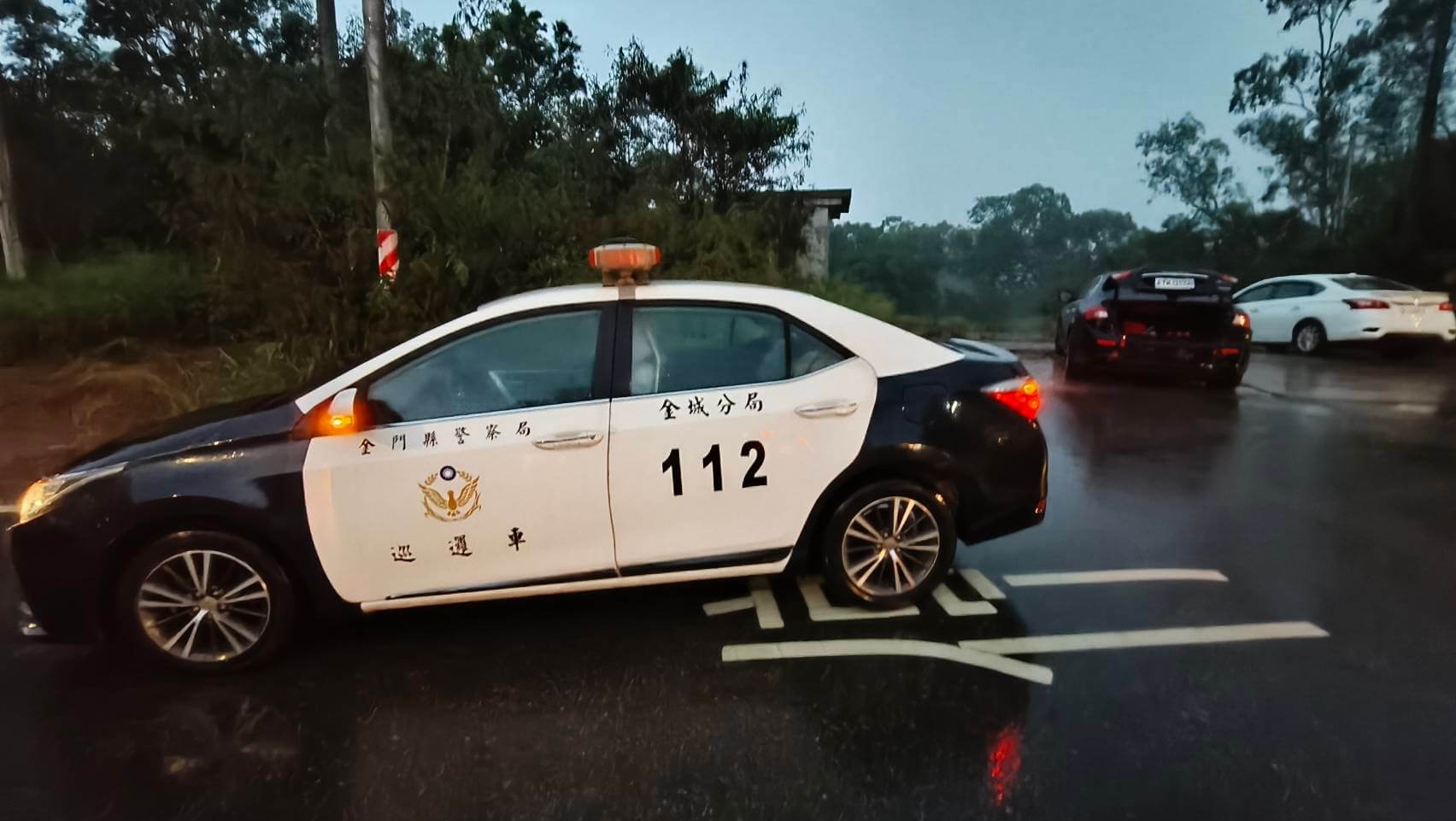天雨路滑未保持安全距離 金門轎車追撞瑪莎拉蒂 駕駛恐慘賠 天雨路滑未保持安全距離 金門轎車追撞瑪莎拉蒂 駕駛恐慘賠