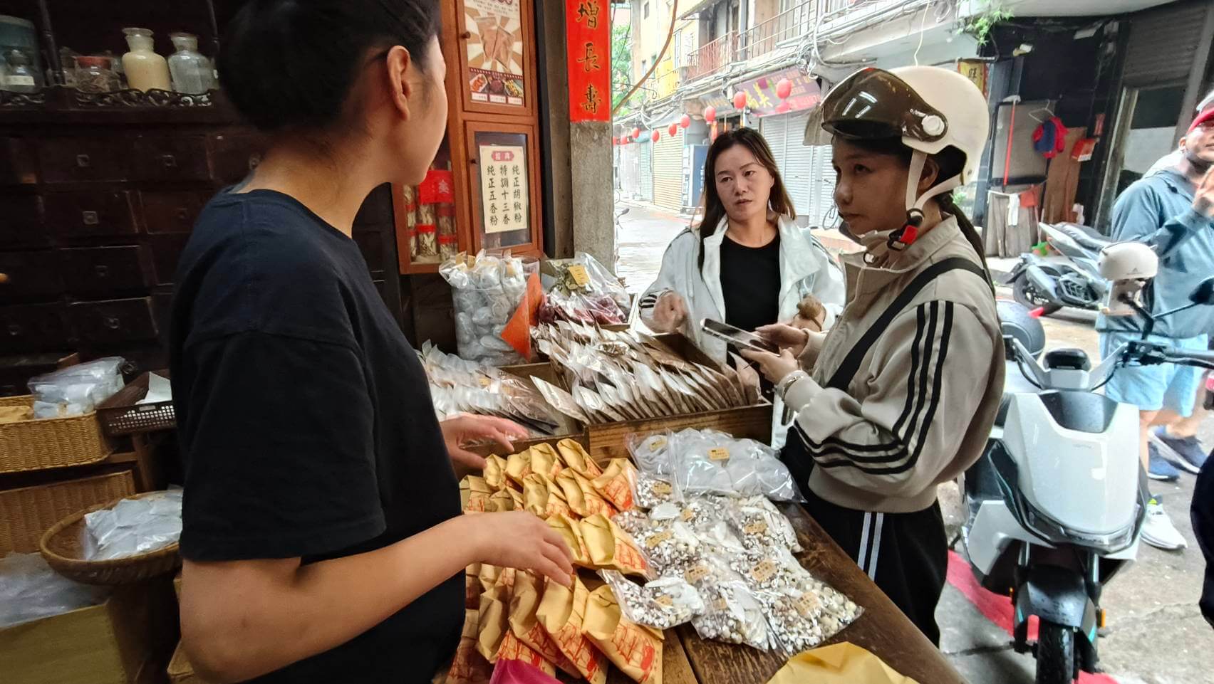 金門百年中藥老店推端午香包,陸客搶手禮四物半年銷10萬包 金門百年中藥老店推端午香包,陸客搶手禮四物半年銷10萬包
