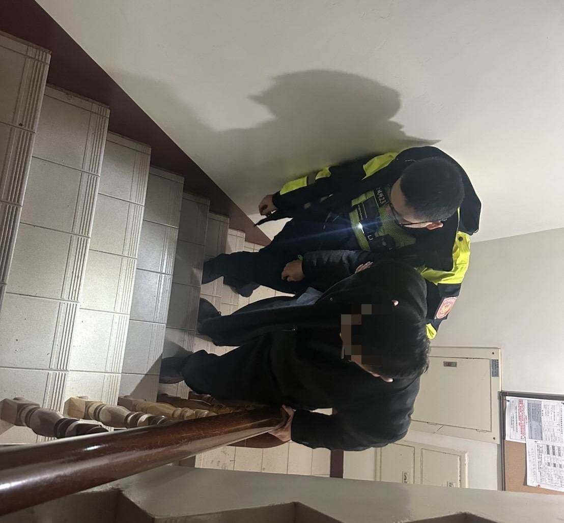 金門男深夜癱軟街頭 城警夜寒助民返家 金門男深夜癱軟街頭 城警夜寒助民返家