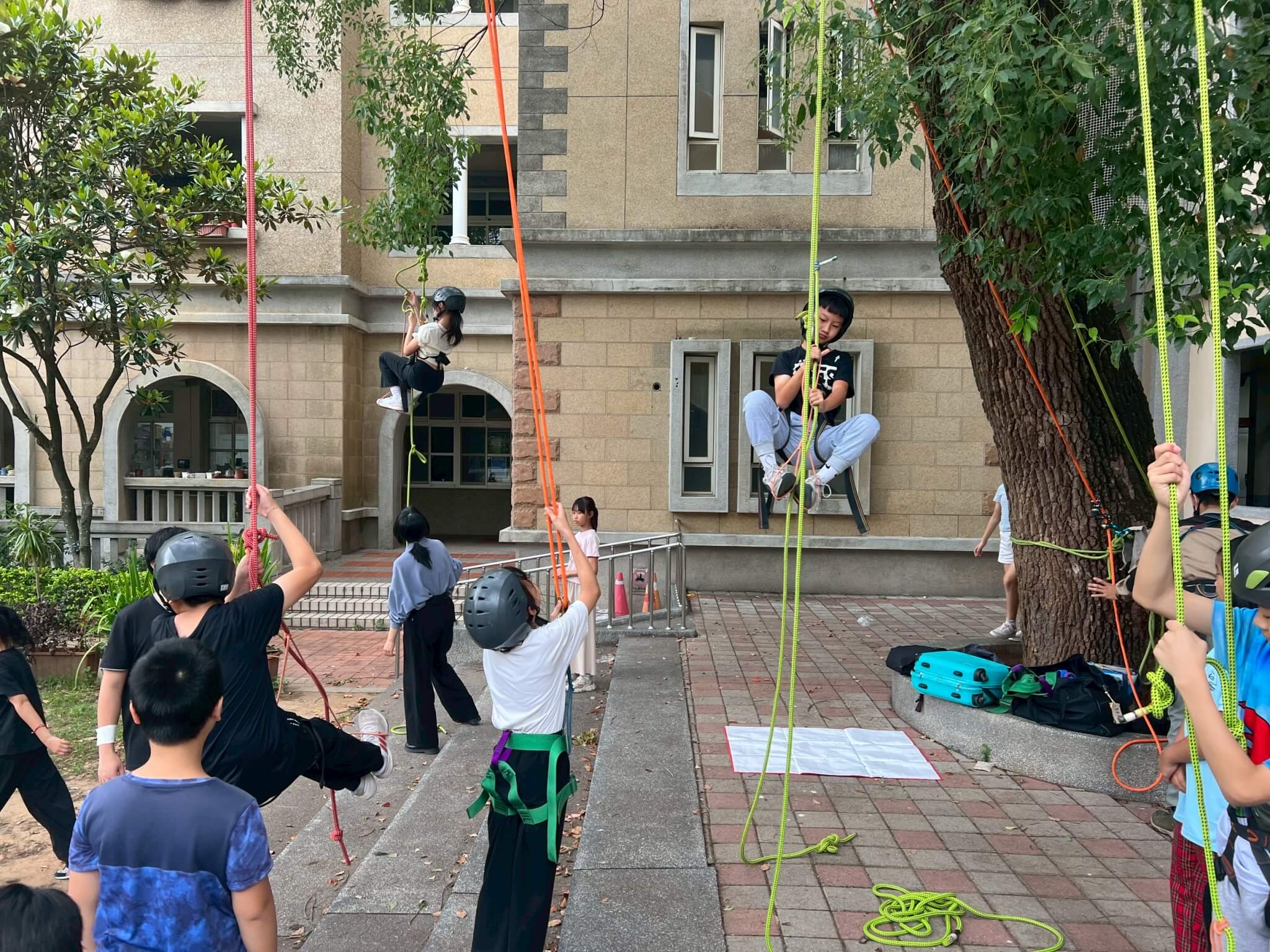 金大結合服務學習深入校園 以「大帶小」模式推動反毒教育向下扎根 金大結合服務學習深入校園 以「大帶小」模式推動反毒教育向下扎根
