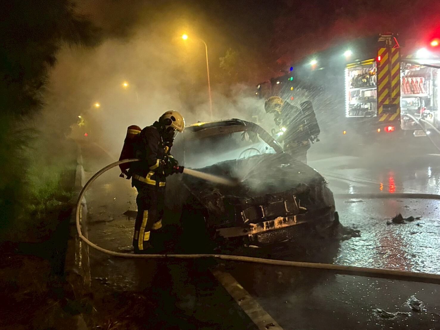 車剛保養就自燃 金門男跳車求救 車剛保養就自燃 金門男跳車求救