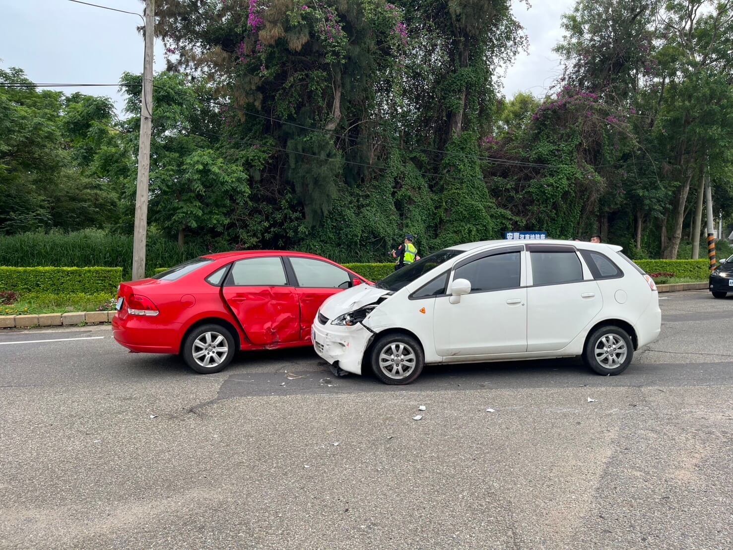 紅白對抗 金門圓環不停讓兩車相撞 5人受傷 紅白對抗 金門圓環不停讓兩車相撞 5人受傷