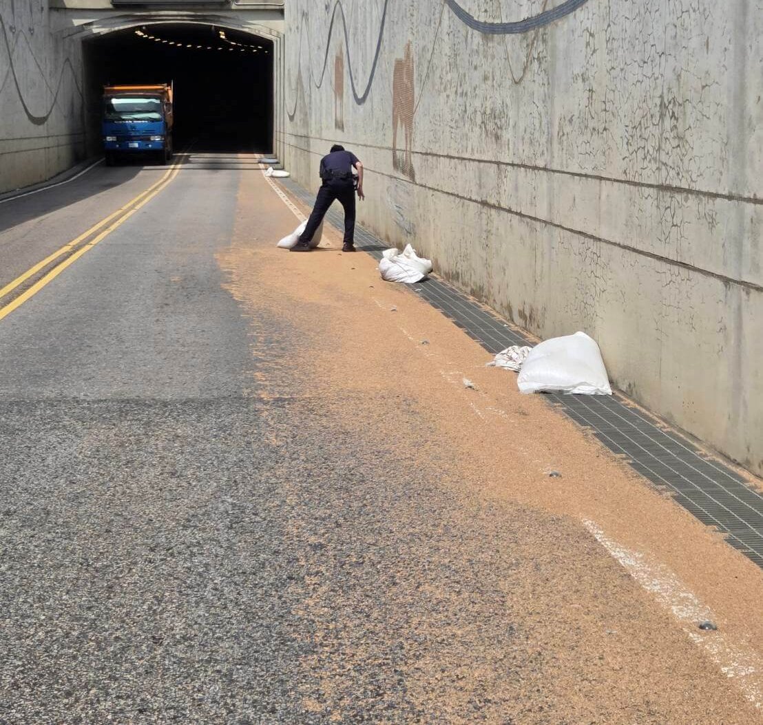 道路掉落穀物 警方維護用路人安全 道路掉落穀物 警方維護用路人安全