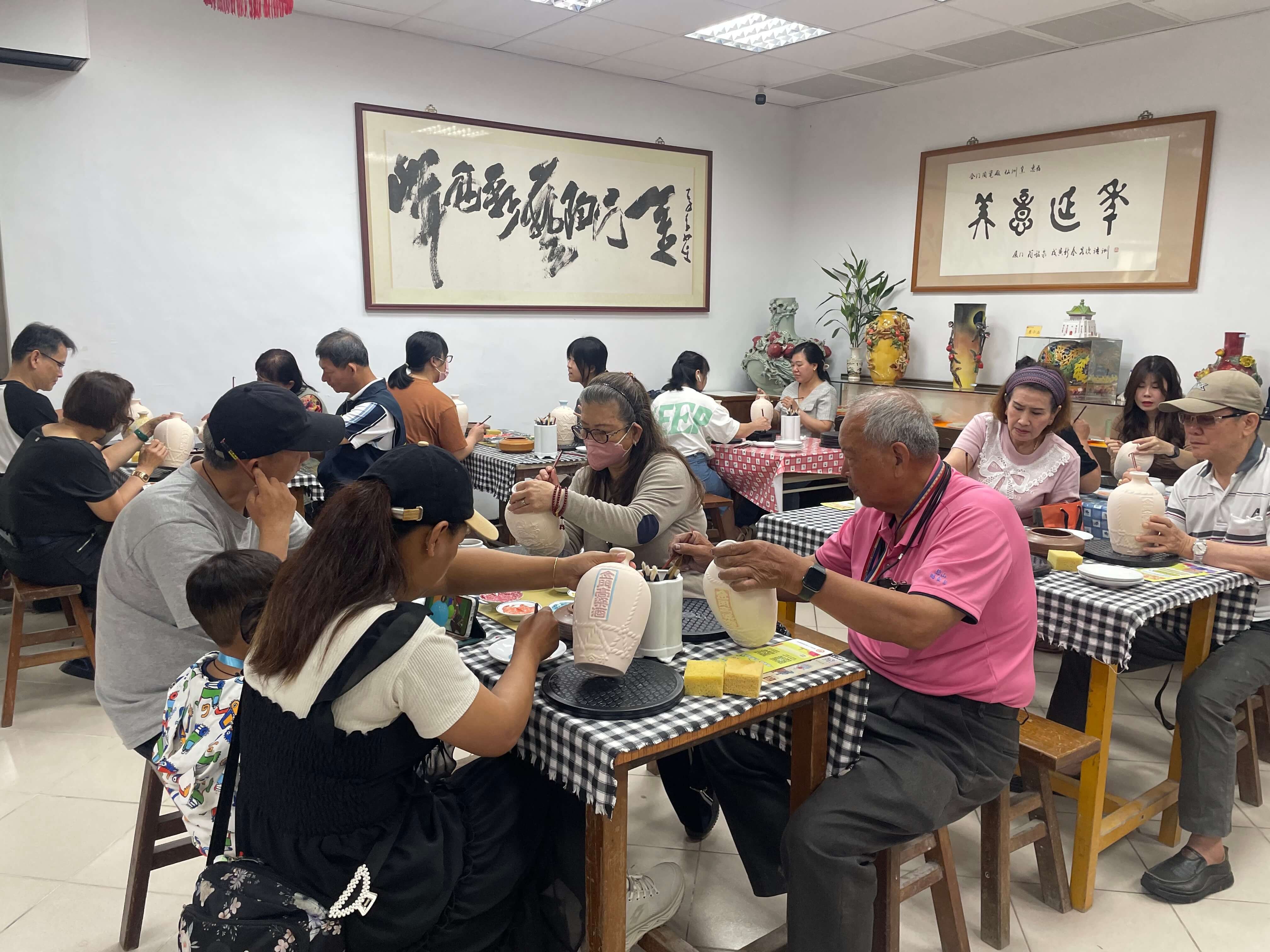 慶祝母親節金門移民署邀新二代彩繪官窯高粱酒瓶獻祝福 慶祝母親節金門移民署邀新二代彩繪官窯高粱酒瓶獻祝福
