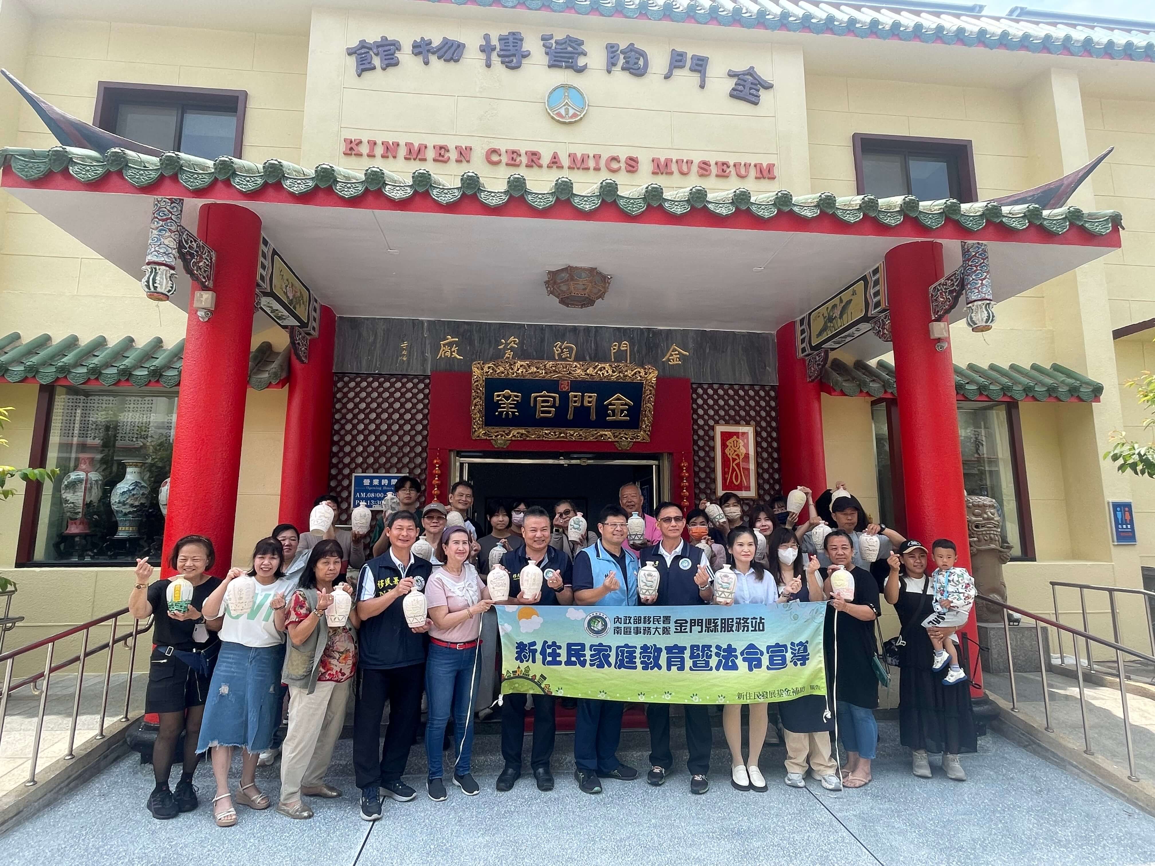 慶祝母親節金門移民署邀新二代彩繪官窯高粱酒瓶獻祝福 慶祝母親節金門移民署邀新二代彩繪官窯高粱酒瓶獻祝福