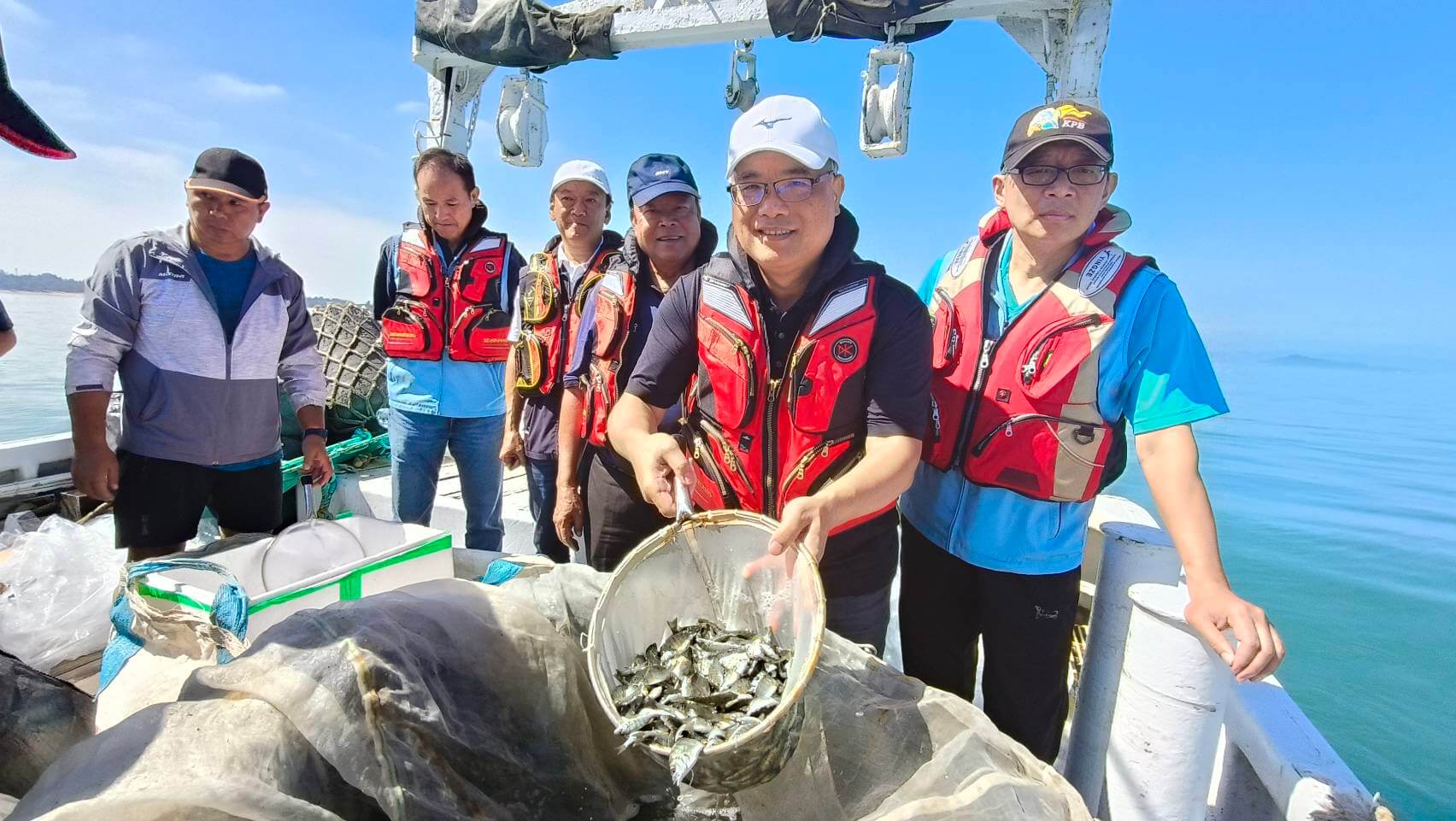配合世界海洋日 金門水試所放流魚苗16萬尾 配合世界海洋日 金門水試所放流魚苗16萬尾