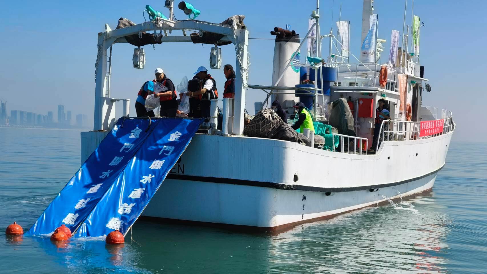 配合世界海洋日 金門水試所放流魚苗16萬尾 配合世界海洋日 金門水試所放流魚苗16萬尾
