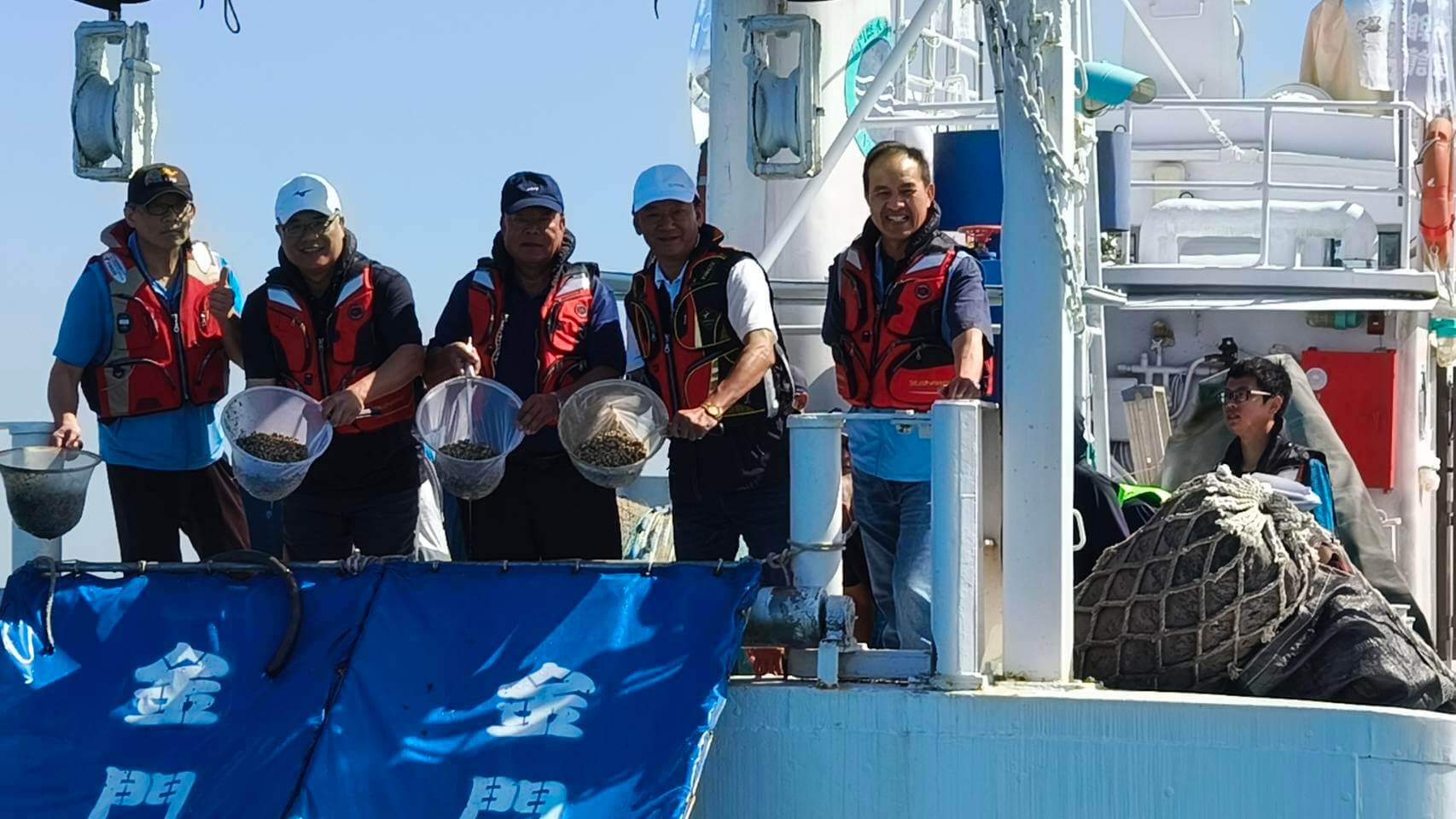 配合世界海洋日 金門水試所放流魚苗16萬尾 配合世界海洋日 金門水試所放流魚苗16萬尾