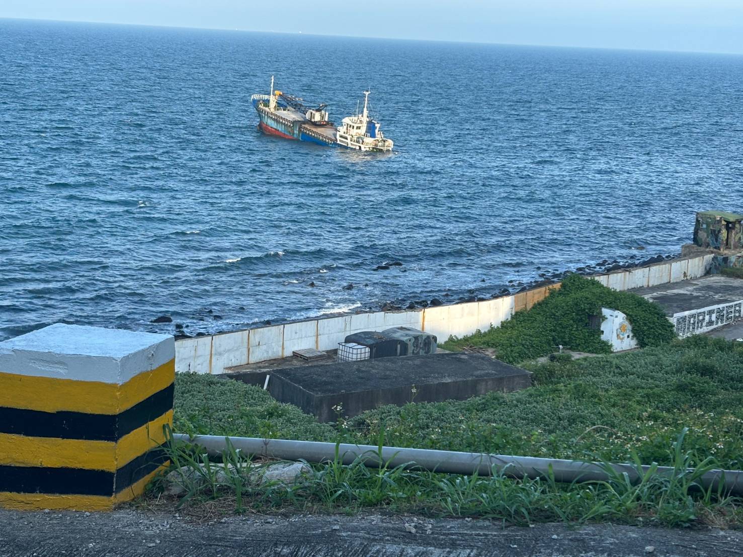 國籍「鑫豐」貨船烏坵碼頭觸礁 金門海巡救援9名船員 國籍「鑫豐」貨船烏坵碼頭觸礁 金門海巡救援9名船員