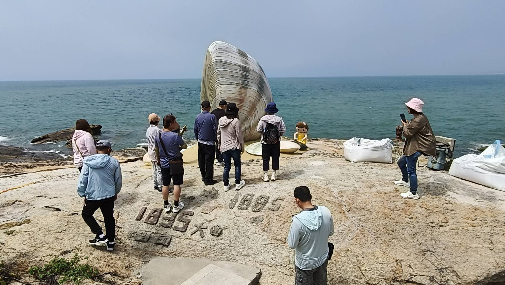 金門巨大花蛤 陸客搶拍 金門巨大花蛤 陸客搶拍