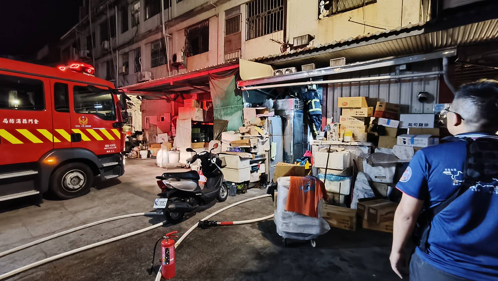 金門市區深夜驚傳火警 冰箱剛維修就電線走火 警消快速救援 金門市區深夜驚傳火警 冰箱剛維修就電線走火 警消快速救援