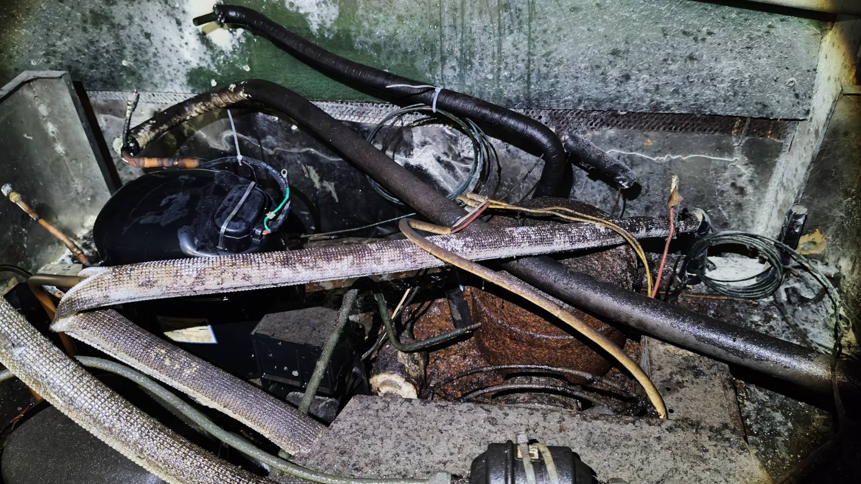 金門市區深夜驚傳火警 冰箱剛維修就電線走火 警消快速救援 金門市區深夜驚傳火警 冰箱剛維修就電線走火 警消快速救援