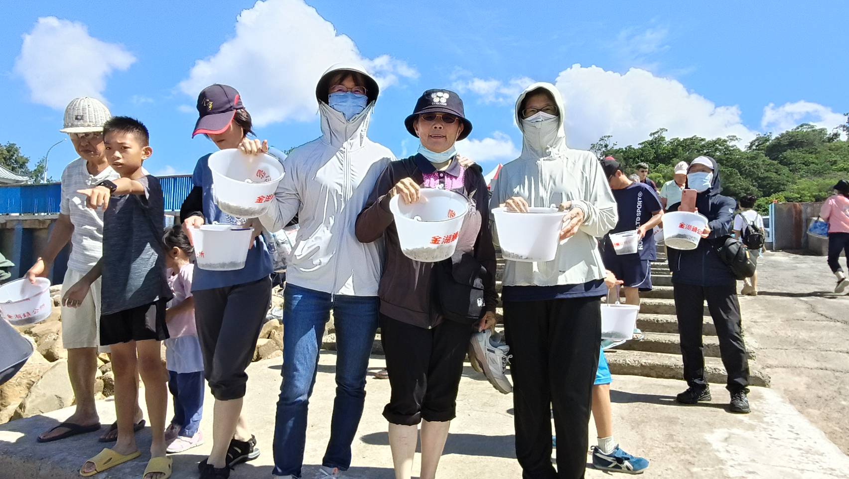 2025金湖花蛤季開跑 千人蛤苗放流暨成功花蛤裝置藝術啟用典禮 2025金湖花蛤季開跑 千人蛤苗放流暨成功花蛤裝置藝術啟用典禮