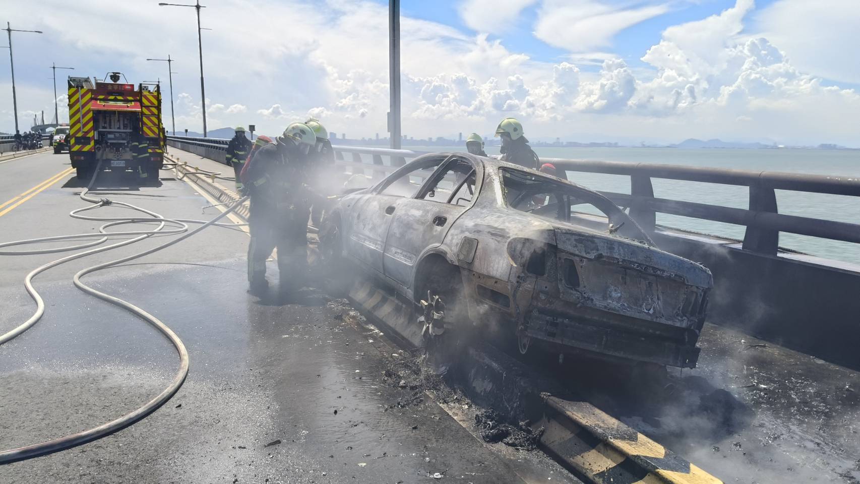 金門大橋首起火燒車 濃煙竄天警消搶救 金門大橋首起火燒車 濃煙竄天警消搶救