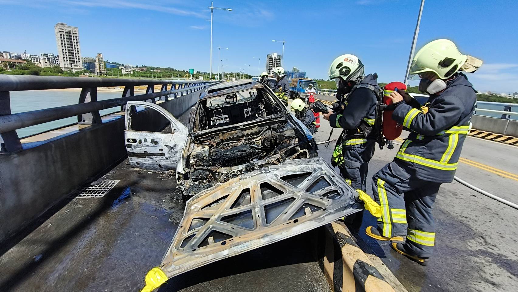 金門大橋首起火燒車 濃煙竄天警消搶救 金門大橋首起火燒車 濃煙竄天警消搶救
