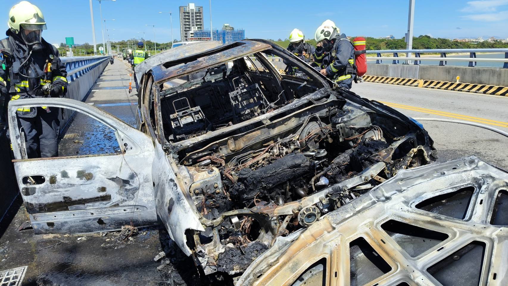 金門大橋首起火燒車 濃煙竄天警消搶救 金門大橋首起火燒車 濃煙竄天警消搶救